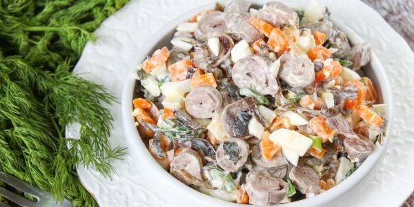 Marine kål salat med kylling hjerter og gulrøtter