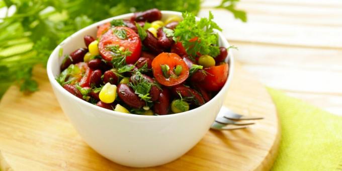 Salat med bønner, tomater og mais