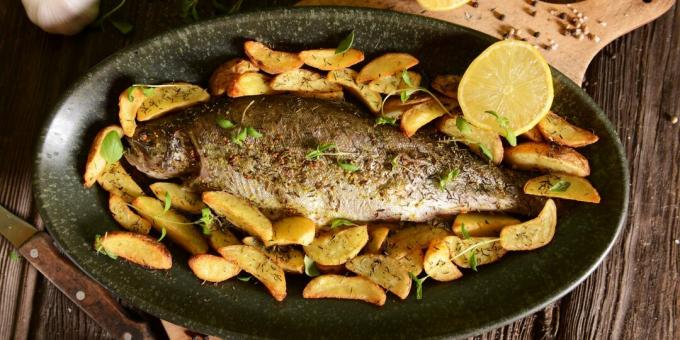 Hvordan lage fisk i ovnen: ørret med poteter og hvitløk