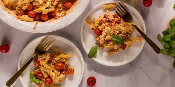 Trykk på TikTok. Pasta med bakt feta og tomater