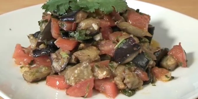 Varm salat med aubergine og tomater