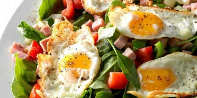 Salat med stekt egg, spinat, skinke og tomater