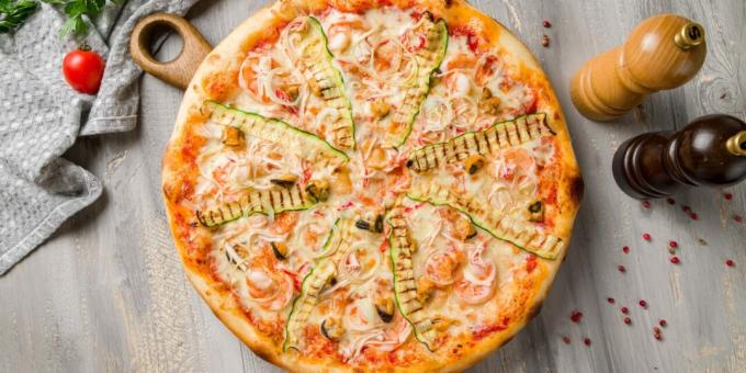 Pizza med sjømat og zucchini