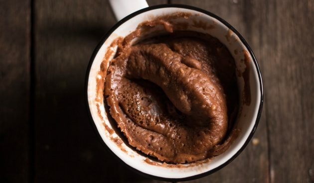 Den ferdige cupcaken i et krus skal ha en matt overflate og litt fjærende