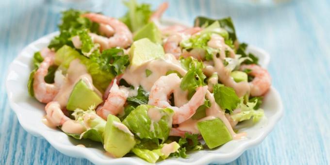 Salat med avokado, reker og sennepsdressing