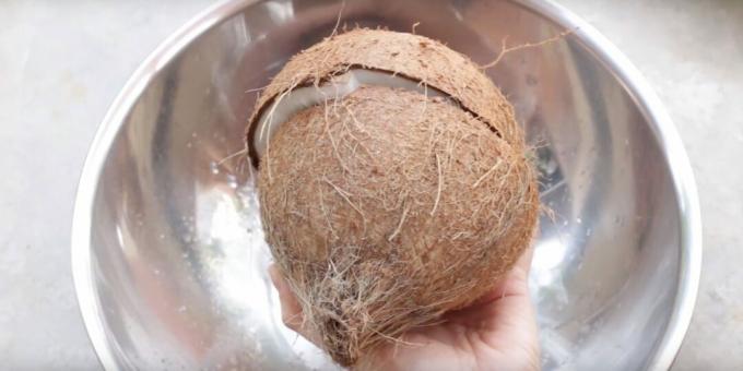 Hvordan åpne en kokosnøtt: slå frukten med den kjedelige siden av en kniv