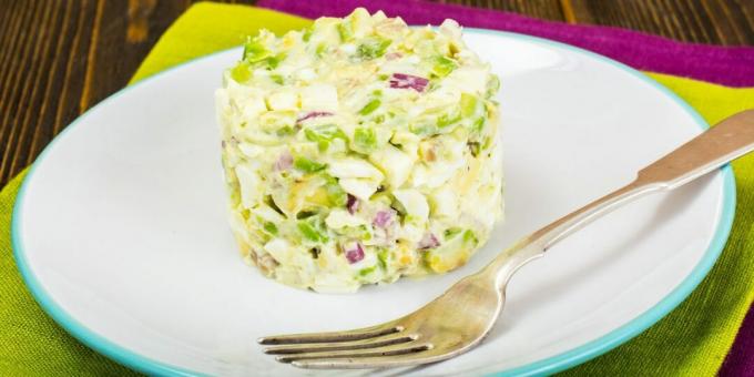 Salat med avokado, egg og lilla løk