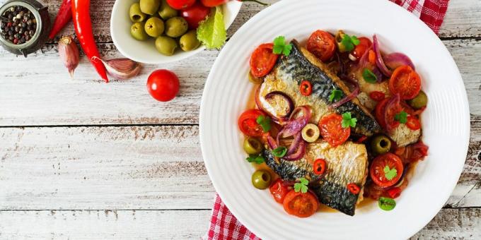 Bakt makrell med tomater og oliven