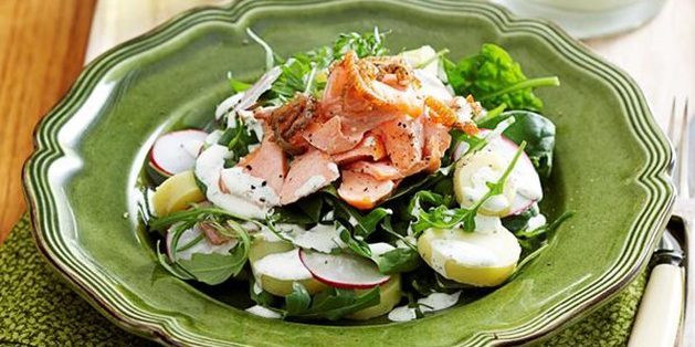 Salater med fisk: Potet salat med ørret