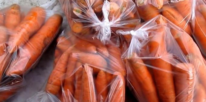 Hvordan du lagrer gulrøtter i poser: Sett gulrøtter i plastposer og knytte dem riktig
