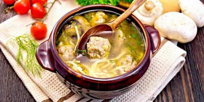 Suppe med hjemmelagde nudler, kjøttboller og sopp