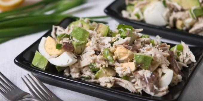 Oppskrifter: Salat med avokado, kylling, egg og bacon