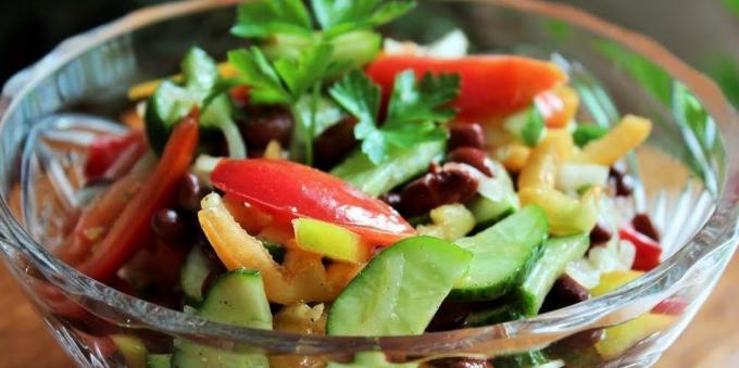 Salat med agurker, tomater, paprika og bønner