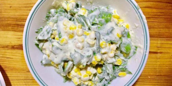 Salat med spinat og mais