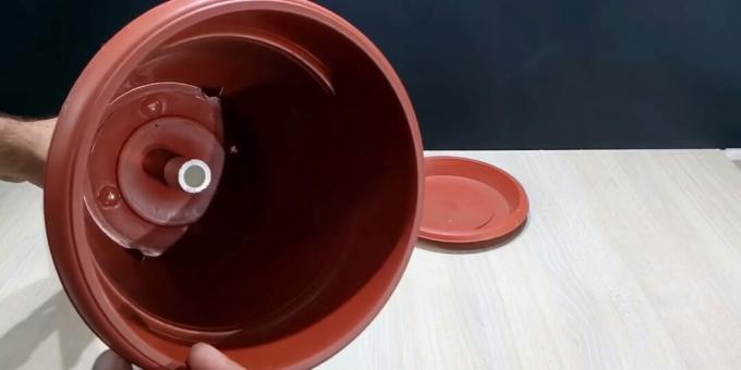 Hvordan lage en DIY -fontene: sett røret inn i bunnen av potten