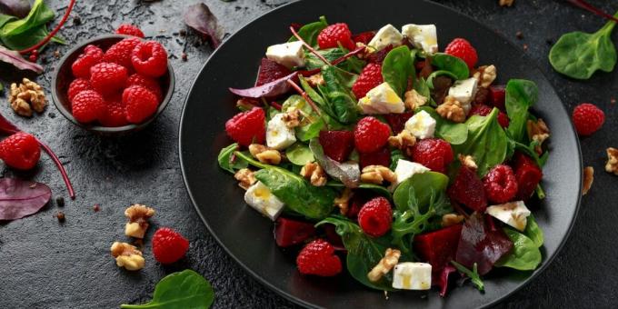 Lett salat med bringebær og rødbeter