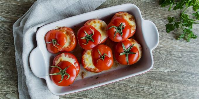 Fylte tomater med hakket kylling og ost
