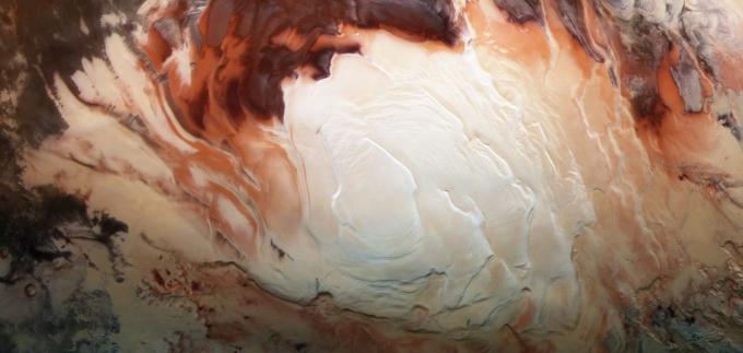 Vann på Mars eksisterer i flytende og fast form