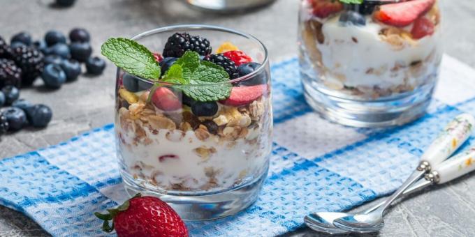 Yoghurt med granola og bær