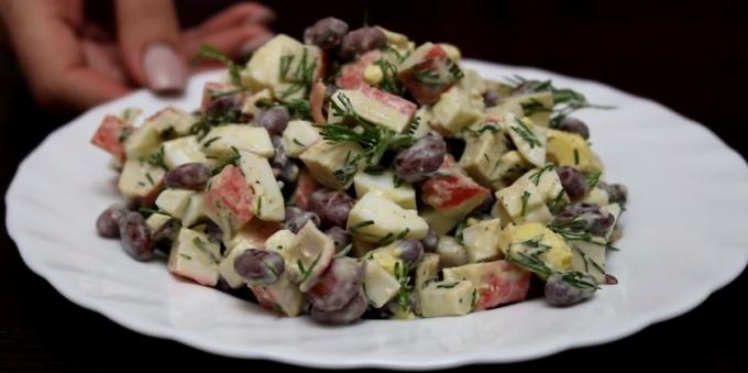 Salat med bønner, krabbe pinner og egg