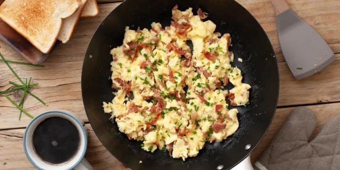 Eggerøre med bacon, fløte og ost: enkel oppskrift