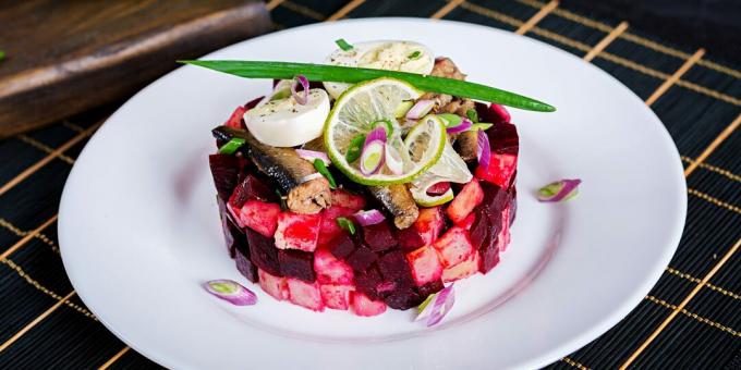 Salat med hermetisert fisk, rødbeter og gulrøtter: en enkel oppskrift 