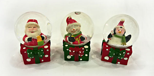 Juledekorasjoner: glass baller med snø