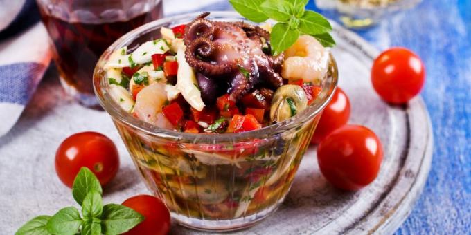 Salat med sjømat og grønnsaker