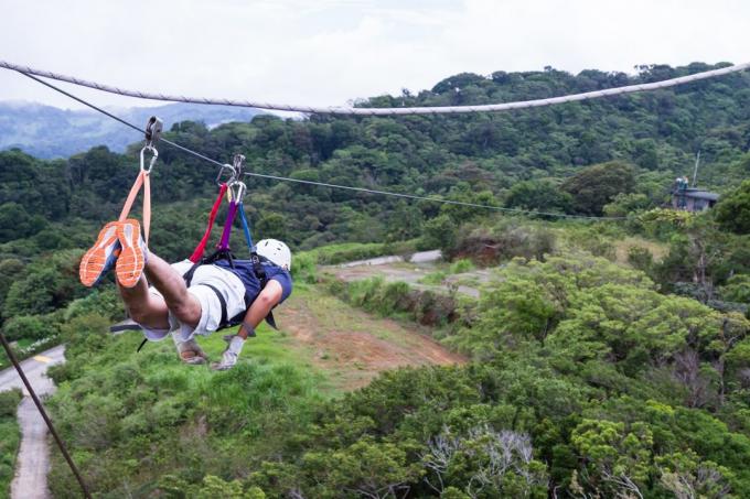 Hvor å gå for en ferie: ziplayn over jungelen i Costa Rica