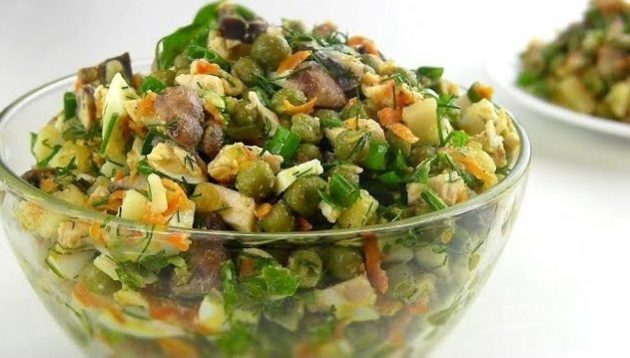 Salat med grønne erter, kylling, sopp og poteter