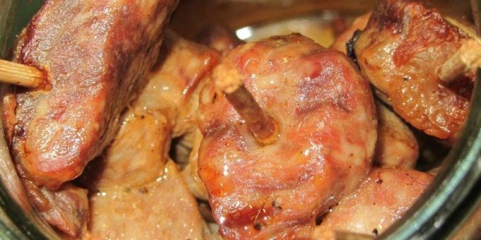 Hvordan koke kjøttet i ovnen: Svinekjøtt på spyd, bakt i en gryte 