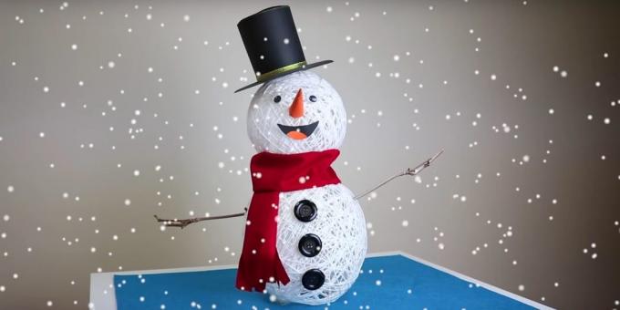 Hvordan lage en snømann med hendene fra tråden