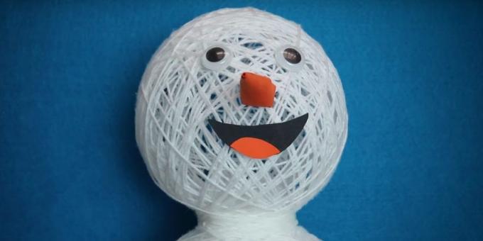 Snowman med sine egne hender: legge til øyne, nese og munn