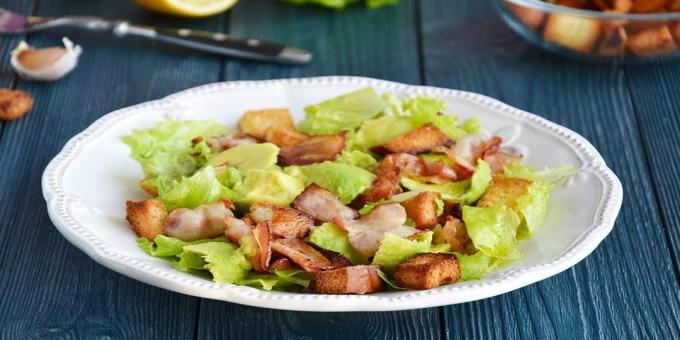 Salat med krutonger, bacon og avokado
