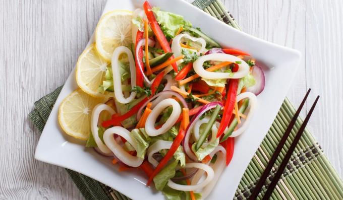 Enkel salat med blekksprut og grønnsaker