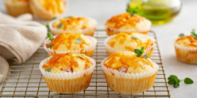 Snack muffins med pølse og ost