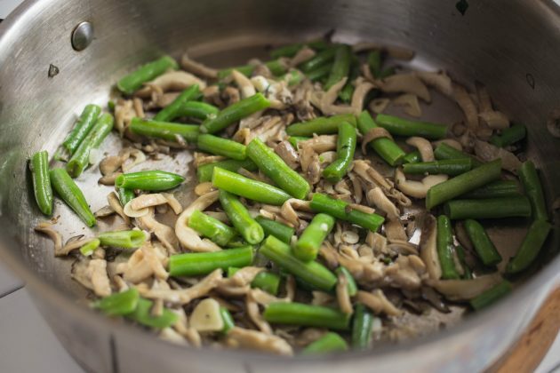 Bokhvete Vegetabilsk nudleroppskrift: Stek hakket sopp med frosne bønner