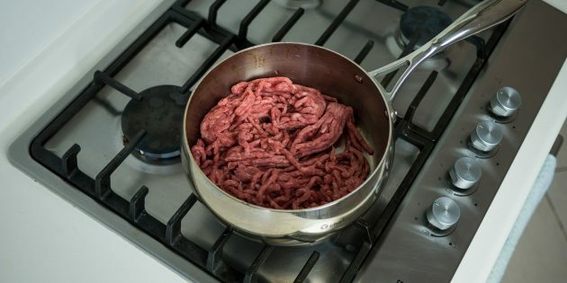 Bakt aubergine med kjøtt: kok kjøttdeig på svak varme