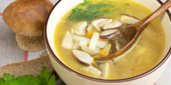 Suppe laget med friske hvite sopp med semulegryn