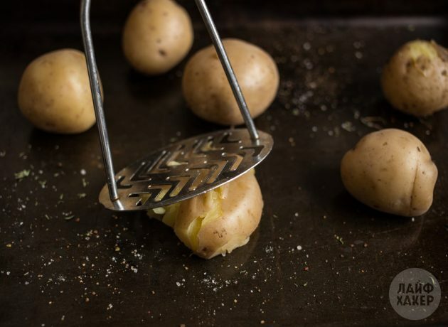 Hvordan lage bakte poteter i ovnen: knus knollene med en gaffel eller purépress