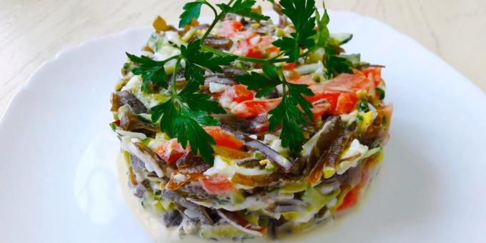 Oppskrifter: Marine kål salat med laks, egg og agurk