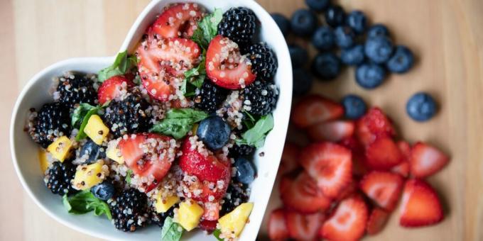 Salat med jordbær, mango og quinoa