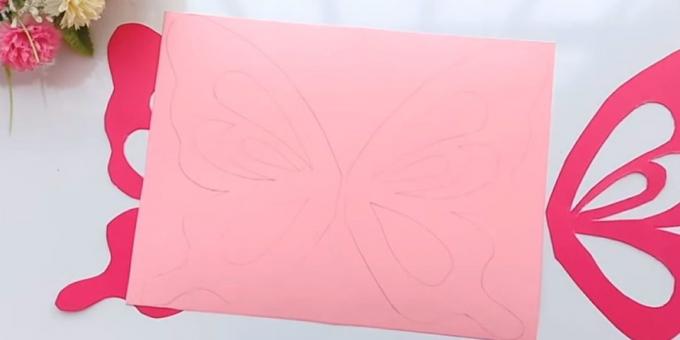 Bursdagskort med dine egne hender: Fest vingene til den rosa papir og sirkel