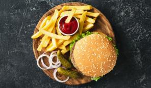 Krydret burger med lammekotelett og grønn saus