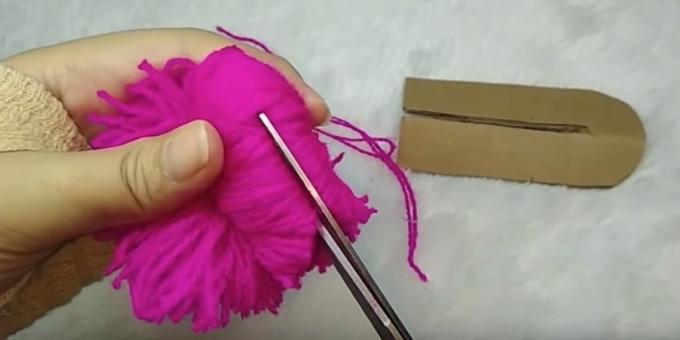 Hvordan lage en pompon: kutt trådene