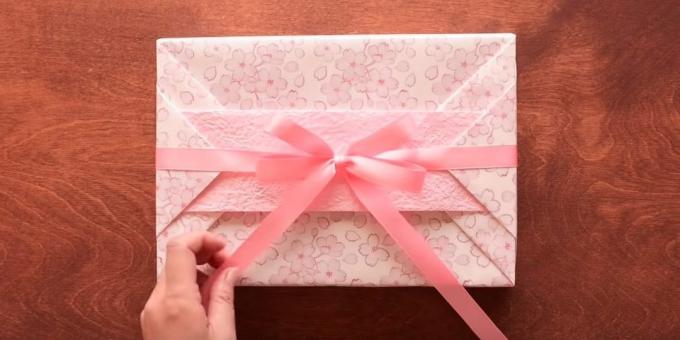 Hvordan å pakke en gave til en rektangulær stripe