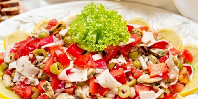 Salat med havcocktail, krabbepinner og oliven