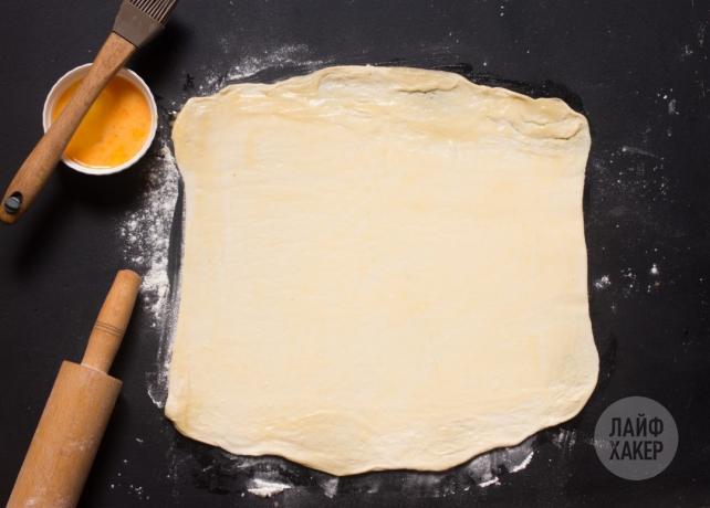 Hvordan lage ost pinner: rulle ut deigen