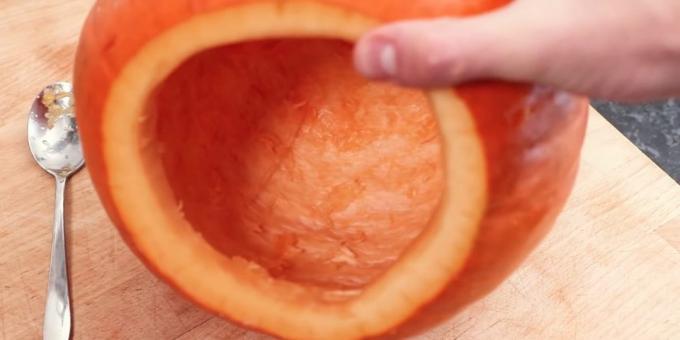 Hvordan klippe et gresskar til Halloween med sine egne hender: rent ut fruktkjøttet med en skje