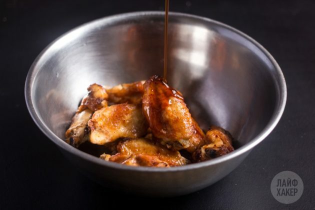 Slik lager du sprø vinger i ovnen: hell glasuren over kjøttet og rør
